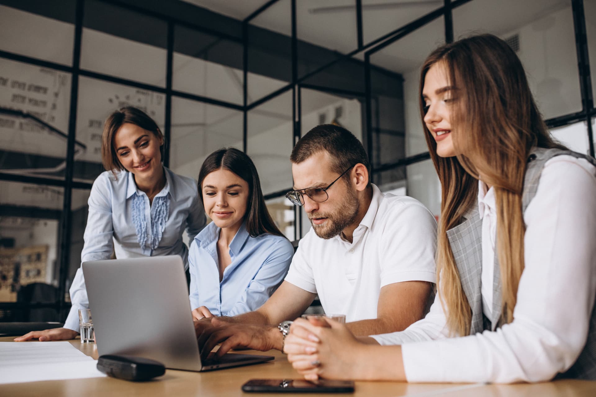 Equipe corporativa em treinamento colaborativo com a Linux Force Security